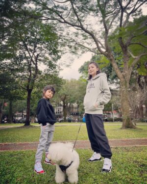 Alyssa Chia Instagram - 2023 1/1 看完了煙火的開年
第一次熬夜的她們還是很有體力的出門玩耍🤣🤣🤣
這就是孩子的能量💪
也是父母的耐力🤣
今年的我們一定會更好💗🎉
我們把祝福的力量傳送出去～～
感受到了嗎？💗
新年快樂🎆
#家人
#祝福
#一切都會更好
#lovefamily
#挑戰