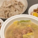 Alyssa Chia Instagram – 好幸福~今年過年餐桌上都會是我愛的 #天津衛 料理😍
除了有元寶 #翠玉三鮮水餃 #麻辣鴨血冬粉水餃 包住福運
還有象徵「團圓」的 #上湯獅子頭煲鍋
https://bit.ly/3FYM1Gp
湯頭一定要講究，用整隻雞下去煨的又濃又香
同時加入雞爪、豬大骨、金華火腿、大白菜
喝下滿滿鮮甜精華真的好療癒~
這次還請了我和衛斯理都很喜歡的老師傅手工捏製獅子頭
（有沒有人跟我們家一樣喜歡吃小顆的~）
 
肥瘦適中，口感紮實又多汁，很有彈性
再配上QQ的冬粉真的大滿足！
 
今年過年，來嚐嚐賈家的拿手料理
即日起 @chiaselect.tw 開放預購
加碼贈送保冷袋，好看又好用
接下來，慢慢準備過年囉！
 
 
#賈以食日年菜
#用心創作你的心裡麵