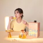 Alyssa Chia Instagram - 我的中秋佳節禮盒首選！ 來看看 @chiaselect.tw 今年的雪莓茶香禮盒 這次的設計真的讓我驚艷，特別喜歡💕 方便的提把設計，完全不需要額外的紙袋就能輕鬆送禮 還有受到大家熱烈喜愛的 #雪莓餅 因為這次的中秋也特別 #限定回歸 一如既往地涮嘴，好吃到停不下來！ 搭配上香氣撲鼻的 #滴滴香文山包種茶 入口不苦不澀，回甘清甜，真的是絕妙搭配 😍 咬一口甜點，品一口香茶，品味中秋節的溫情與美好！ #2023賈以食日中秋禮盒 #雪莓茶香禮盒