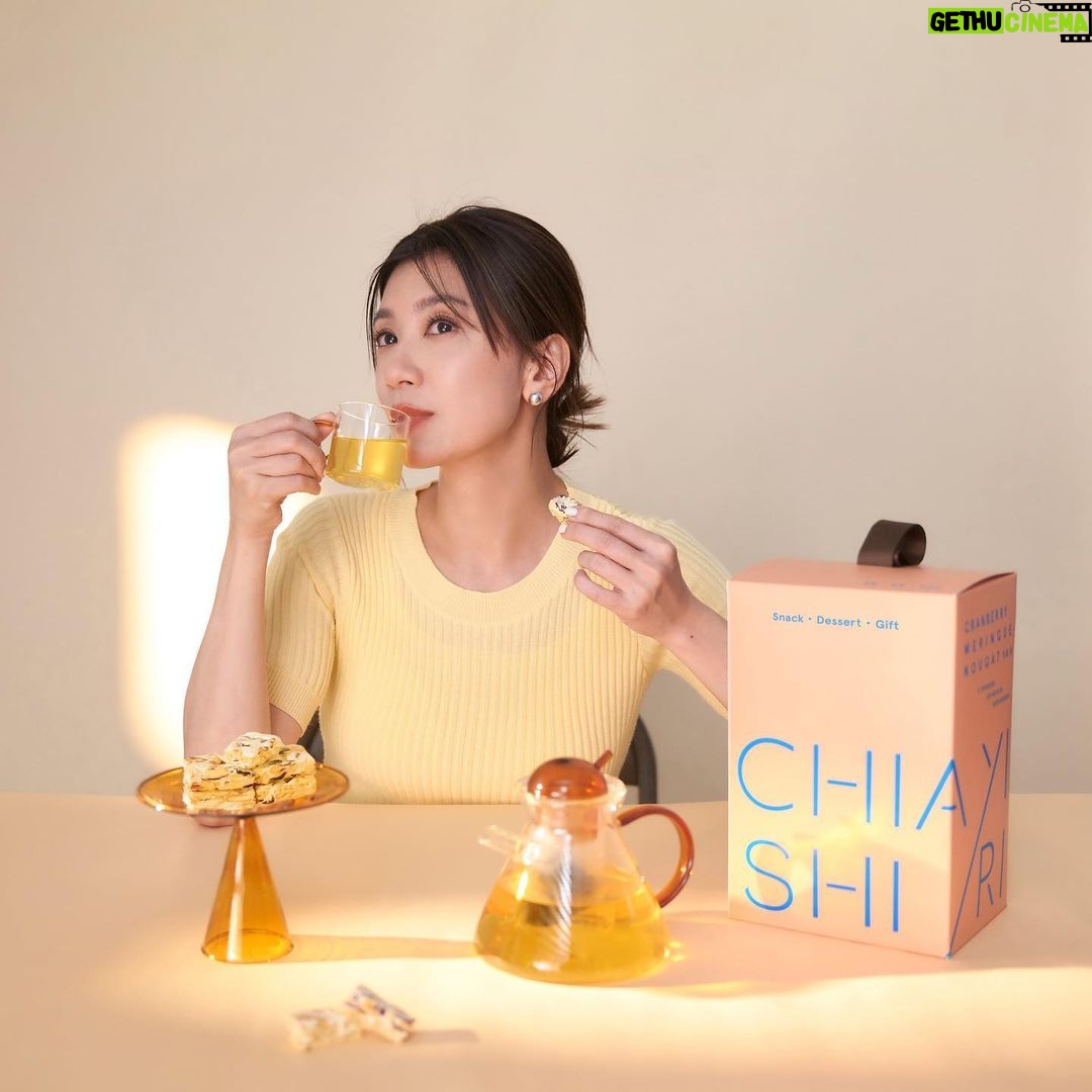 Alyssa Chia Instagram - 我的中秋佳節禮盒首選! 來看看 @chiaselect.tw 今年的雪莓茶香禮盒 這次的設計真的讓我驚艷,特別喜歡💕 方便的提把設計,完全不需要額外的紙袋就能輕鬆送禮 還有受到大家熱烈喜愛的 #雪莓餅 因為這次的中秋也特別 #限定回歸 一如既往地涮嘴,好吃到停不下來! 搭配上香氣撲鼻的 #滴滴香文山包種茶 入口不苦不澀,回甘清甜,真的是絕妙搭配 😍 咬一口甜點,品一口香茶,品味中秋節的溫情與美好! #2023賈以食日中秋禮盒 #雪莓茶香禮盒