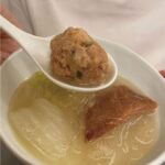 Alyssa Chia Instagram – 好幸福~今年過年餐桌上都會是我愛的 #天津衛 料理😍
除了有元寶 #翠玉三鮮水餃 #麻辣鴨血冬粉水餃 包住福運
還有象徵「團圓」的 #上湯獅子頭煲鍋
https://bit.ly/3FYM1Gp
湯頭一定要講究,用整隻雞下去煨的又濃又香
同時加入雞爪、豬大骨、金華火腿、大白菜
喝下滿滿鮮甜精華真的好療癒~
這次還請了我和衛斯理都很喜歡的老師傅手工捏製獅子頭
(有沒有人跟我們家一樣喜歡吃小顆的~)
肥瘦適中,口感紮實又多汁,很有彈性
再配上QQ的冬粉真的大滿足!
今年過年,來嚐嚐賈家的拿手料理
即日起 @chiaselect.tw 開放預購
加碼贈送保冷袋,好看又好用
接下來,慢慢準備過年囉!
#賈以食日年菜
#用心創作你的心裡麵