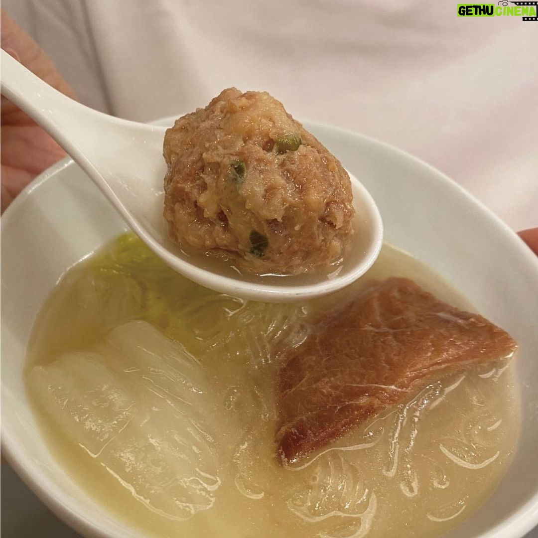 Alyssa Chia Instagram - 好幸福~今年過年餐桌上都會是我愛的 #天津衛 料理😍 除了有元寶 #翠玉三鮮水餃 #麻辣鴨血冬粉水餃 包住福運 還有象徵「團圓」的 #上湯獅子頭煲鍋 https://bit.ly/3FYM1Gp 湯頭一定要講究,用整隻雞下去煨的又濃又香 同時加入雞爪、豬大骨、金華火腿、大白菜 喝下滿滿鮮甜精華真的好療癒~ 這次還請了我和衛斯理都很喜歡的老師傅手工捏製獅子頭 (有沒有人跟我們家一樣喜歡吃小顆的~) 肥瘦適中,口感紮實又多汁,很有彈性 再配上QQ的冬粉真的大滿足! 今年過年,來嚐嚐賈家的拿手料理 即日起 @chiaselect.tw 開放預購 加碼贈送保冷袋,好看又好用 接下來,慢慢準備過年囉! #賈以食日年菜 #用心創作你的心裡麵