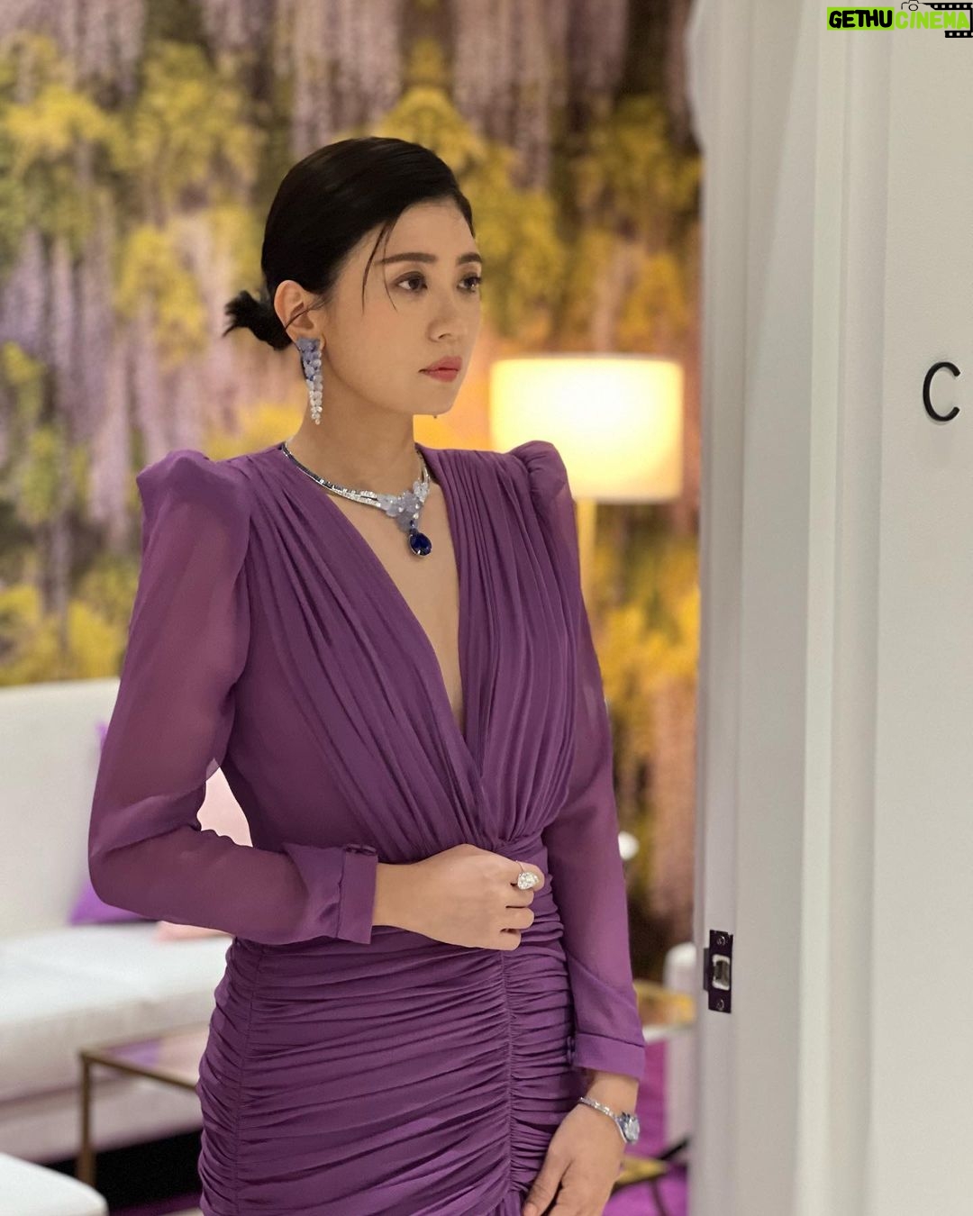 Alyssa Chia Instagram - 今日美帥組合 滿好的😎 沒吃酸梅🫣 滿好的🤣 @yoyang Makeup_ @clairechengmakeup @21caratmakeup Hair_ @chuan518 Styled_ @melinachen @chingcreative_intl @tiffanyandco #tiffanyandco #tiffanybluebook #高級珠寶 #植物綺境