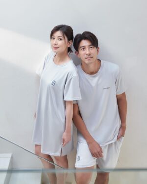 Alyssa Chia Instagram - 家，對我來說是溫暖的避風港。

生活總有緊繃的時刻，回到家後換上
ONE BOY 飛航模式CBD速眠衣🛩
穿上它，就像是開啟了屬於你的飛航模式
讓你可以好好的靜下心來，拋開焦慮
在家裡與自己最愛的人一起安心入眠😴

#ONEBOY速眠衣
#開啟屬於你的飛航模式
@oneboylife