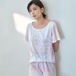Alyssa Chia Instagram - 家，對我來說是溫暖的避風港。 生活總有緊繃的時刻，回到家後換上 ONE BOY 飛航模式CBD速眠衣🛩 穿上它，就像是開啟了屬於你的飛航模式 讓你可以好好的靜下心來，拋開焦慮 在家裡與自己最愛的人一起安心入眠😴 #ONEBOY速眠衣 #開啟屬於你的飛航模式 @oneboylife