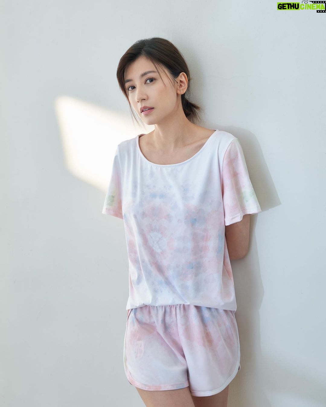 Alyssa Chia - 83.3K Likes - 家,對我來說是溫暖的避風港。
生活總有緊繃的時刻,回到家後換上
ONE BOY 飛航模式CBD速眠衣🛩
穿上它,就像是開啟了屬於你的飛航模式
讓你可以好好的靜下心來,拋開焦慮
在家裡與自己最愛的人一起安心入眠😴
#ONEBOY速眠衣
#開啟屬於你的飛航模式
@oneboylife