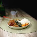 Alyssa Chia Instagram - 鋪上美美的餐墊，料理瞬間有了儀式感 吃飯的心情也變得好好​ 忍不住手機先吃捕捉美食， 小妞也在旁邊跟著有樣學樣 拍出來竟然有大師級的水準😆 #Bo妞視角 #Bo妞眼中的我 #掉落的咖哩飯粒才是主角 #賈以食日品牌餐墊 #官網限定 #大人系日式咖哩組 @chiaselect.tw