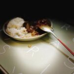 Alyssa Chia Instagram - 鋪上美美的餐墊，料理瞬間有了儀式感 吃飯的心情也變得好好​ 忍不住手機先吃捕捉美食， 小妞也在旁邊跟著有樣學樣 拍出來竟然有大師級的水準😆 #Bo妞視角 #Bo妞眼中的我 #掉落的咖哩飯粒才是主角 #賈以食日品牌餐墊 #官網限定 #大人系日式咖哩組 @chiaselect.tw