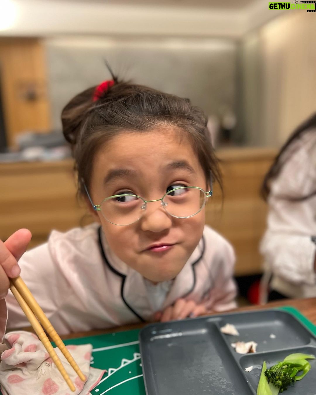 Alyssa Chia Instagram - 今年是我第一次不在咘咘身邊過生日🥲 滿滿的思念及祝福💕 還好她乖巧懂事 是個棒姊姊棒女兒💕 7歲啦🎂👏💕 時間過好快 除了珍惜還是珍惜💕 謝謝妳來當我的寶貝🥰謝謝妳是個好妹妹更是個棒棒小姊姊👍 媽媽祝妳一切健康平安 不要跟妹妹吵架打架🤣當個有自己想法的善良女孩 用好奇熱情的心探索未來😎熱愛生命給妳的一切 愛護地球!媽媽愛妳💕 #生日快樂 #7歲 #平安健康 #愛家人 #愛妳自己 #我們愛妳