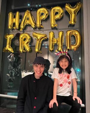 Alyssa Chia Instagram - 驚喜的相遇🤣
怎麼看了圖覺得你們才是一家人🤣
@jam_hsiao0330 
能唱能演的蕭同學
你覺得你跟波妞誰比較帥呢🤣
開心能聚再一起🩷
也謝謝帥哥 @richardkuo007 的照顧🙏
這趟旅程超完美🫡