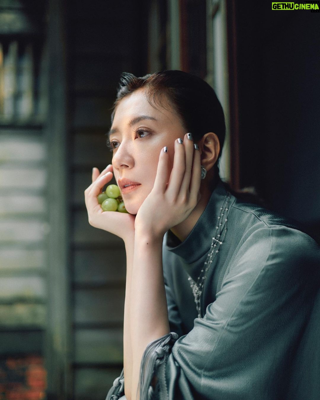 Alyssa Chia Instagram - 一種心情與意境 在那個飄渺的氛圍裡怡然自得 喜歡自己的態度勝過別人看你的眼光 不在乎 反而更自在! 我是誰 也不重要了 因為我 已不是我😎 怡然自得 就是現在的心境~ Makeup_ @backstagejimywu Hair_ @u88na Styling_ @eavecning Photos_ @icura2000 @charmcover @andrewgn @rochasofficial @maison_kimhekim @official_mikimoto