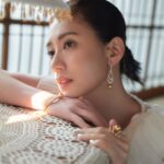 Alyssa Chia Instagram - 一種心情與意境 在那個飄渺的氛圍裡怡然自得 喜歡自己的態度勝過別人看你的眼光 不在乎 反而更自在！ 我是誰 也不重要了 因為我 已不是我😎 怡然自得 就是現在的心境～ Makeup_ @backstagejimywu Hair_ @u88na Styling_ @eavecning Photos_ @icura2000 @charmcover @andrewgn @rochasofficial @maison_kimhekim @official_mikimoto