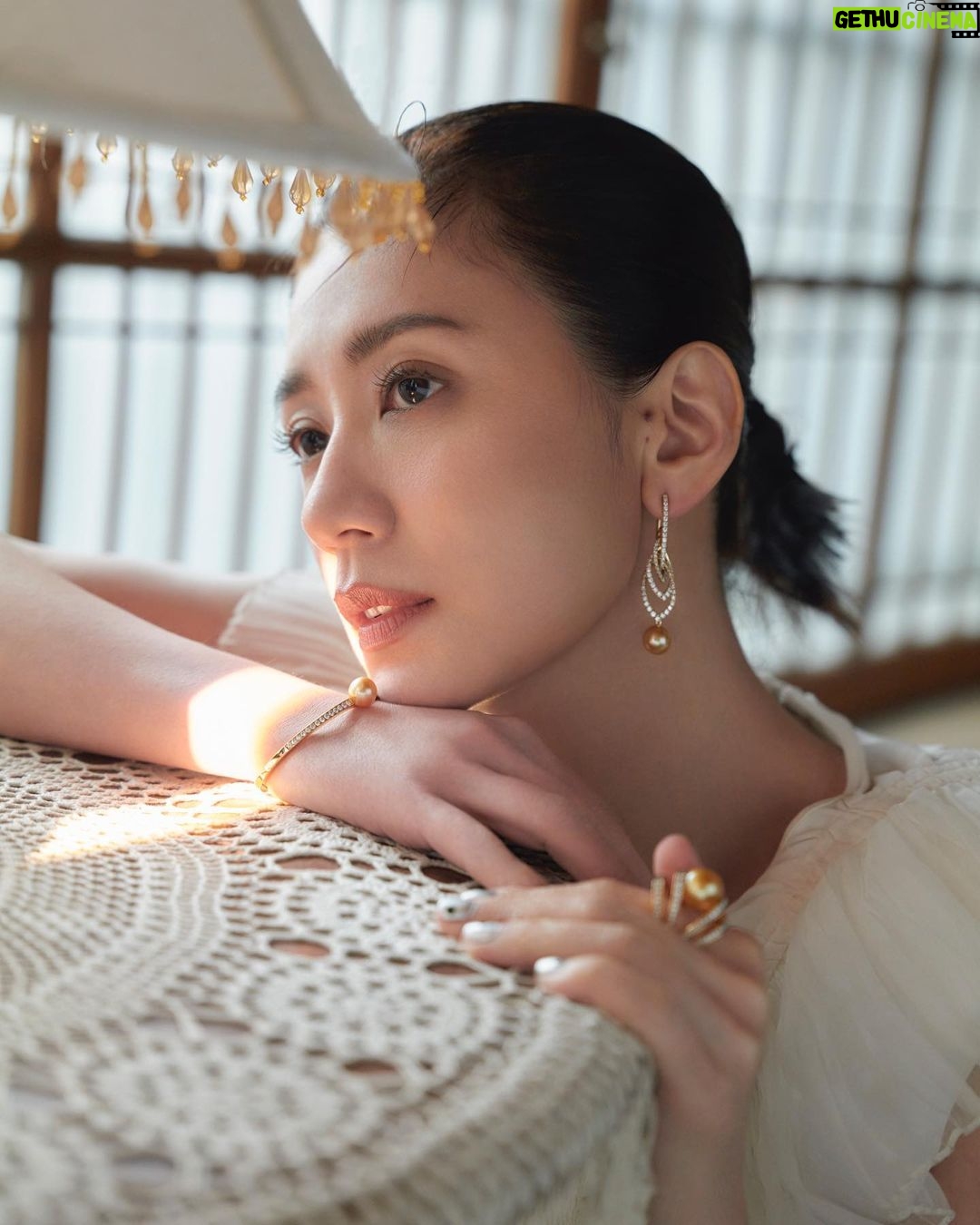 Alyssa Chia Instagram - 一種心情與意境 在那個飄渺的氛圍裡怡然自得 喜歡自己的態度勝過別人看你的眼光 不在乎 反而更自在! 我是誰 也不重要了 因為我 已不是我😎 怡然自得 就是現在的心境~ Makeup_ @backstagejimywu Hair_ @u88na Styling_ @eavecning Photos_ @icura2000 @charmcover @andrewgn @rochasofficial @maison_kimhekim @official_mikimoto