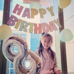 Alyssa Chia Instagram - 8歲了⋯💕🎂 時間就是這樣的飛快～ 必須要說 咘咘真的是個好棒的小姊姊 跟溫暖的孩子～ 她細膩懂事 從不讓我們操心～ 每年的生日願望都很簡單 筆記本或鉛筆盒之類～ 今年 問她的願望想要什麼 她說⋯ 我可以要一隻手機嗎📱⋯🙄 我跟她爸同時說～想的美🤣🤣🤣 她很認份的回答 我知道，我只是想嘛🤣 慢慢想囉👀 生日快樂🎂 暑假快樂🎉 我們愛妳😘 #8歲 #生日快樂