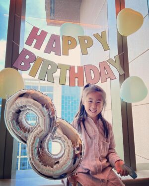 Alyssa Chia Instagram - 8歲了⋯💕🎂
時間就是這樣的飛快～
必須要說 咘咘真的是個好棒的小姊姊
跟溫暖的孩子～
她細膩懂事 從不讓我們操心～
每年的生日願望都很簡單 筆記本或鉛筆盒之類～
今年 問她的願望想要什麼 她說⋯
我可以要一隻手機嗎📱⋯🙄
我跟她爸同時說～想的美🤣🤣🤣
她很認份的回答 我知道，我只是想嘛🤣
慢慢想囉👀
生日快樂🎂 暑假快樂🎉
我們愛妳😘

#8歲
#生日快樂