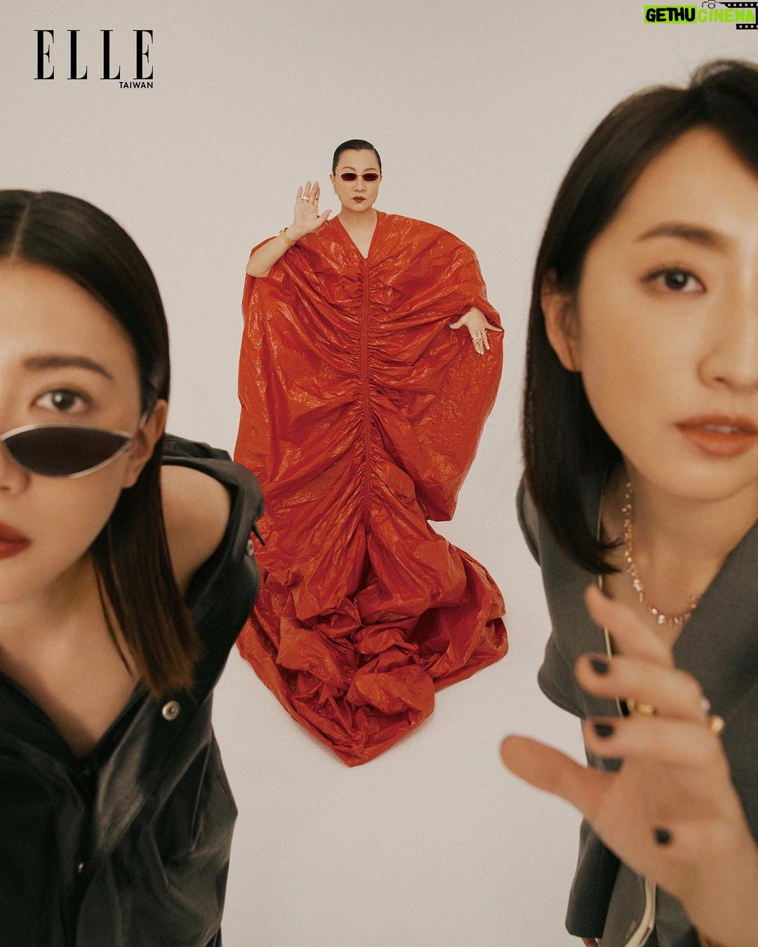Alyssa Chia Instagram - 這一系列的母女姐妹鬧 真的鬧出了時尚風格😎 大愛💕 媽 別鬧了!妳也太時髦了吧😘🤩 PROJECT MANAGER_ DOMINIQUE CHIANG ART DIRECTOR_SANDY YANG PHOTOGRAPHER_ @chou_mo_ STYLING_ @quentilu MAKE UP_ @backstagejimywu HAIR_ @u88na EXECUTIVE ASSISTANT_YILIN HSU @imhyl #ELLETAIWAN #elle娛樂圈 #媽別鬧了#賈靜雯 @elletaiwan @billiethefashionkilla @alicekochiayen @netflixtw @momdontdothat