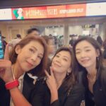 Alyssa Chia Instagram - 我們真的排除萬難 心甘情願 全力支持的飛來澳門 就是為了用行動表達對我們姐妹的愛💕💕 因為乘風 我們更熟悉了彼此⋯好感謝🙏 這次澳門的舞台 我看見了閃閃發光 動感十足 魅力四射的姐妹 @lulin168 妳知道妳有多棒嗎！ 我們三個台下如癡如醉的跟著妳的歌聲感動搖擺！ 太幸福了！ 還有 @adachoi9800 @liuyase 我們三個暢所欲言談天說地⋯真的好開心喔！！ 下次會在哪呢？下個路口見🤣😘