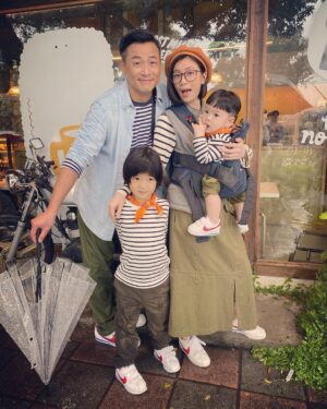Alyssa Chia Instagram - 翻到2020年12月拍攝「媽別鬧了！」的那天的照片
有種過往回憶湧現⋯
飛龍在天 真的陪伴大家長大🤣滿滿的回憶⋯
你們也是飛龍迷嗎？💕
現在的我們都在各自領域有好發展🥰真好～
真的是好多人看我們長大的🤣🤣🤣
很有成就感🤪

媽別鬧了 繼續在鬧🤣 看了嗎？
@momdontdothat 
@netflixtw 
#江宏恩
#飛龍在天
#陳仙梅