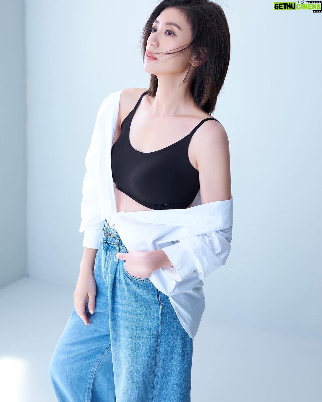 Alyssa Chia Instagram - 濕濕黏黏的夏天來了 時髦流行的妳 換上SKIN BRA了嗎?🤭 . . . . . 聽說 之後還會有新色悄悄上架 大家可以再期待一下~ 官網門市都可以購買唷! @oneboylife #oneboyskinbra #舒服得像沒穿一樣