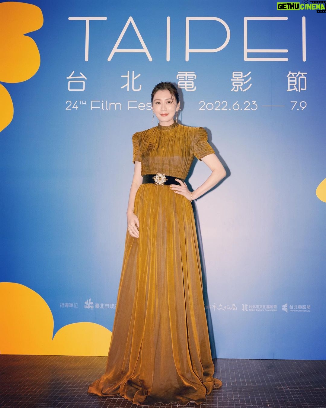 Alyssa Chia Instagram - 因為~媽別鬧了! 有幸參加台北電影節💕 全球首映前兩集 今天得知反應超好👏👏 都很愛我們🥰 原來 這個世代真的需要鬧一下 才有歡樂🥰 就讓我們一起來鬧吧🥳🥳 媽別鬧了! Makeup_ @clairechengmakeup Hair_ @sydni_q Styling_ @eavecning Cloth_ @andrewgn jewelry_ @tiffanyandco #tiffanyandco Photos _ @d_pan_ny @momdontdothat @netflixtw @taipeiff