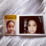 Alyssa Chia Instagram - 很驚人 ！傻傻分不清楚😎 Angel寶貝今天17歲了🎉🎂 早上看到神相似的姐妹照 覺得好奇妙☀️ 兩姐妹長相個性竟然如出一徹的神雷同🤷‍♀️ 連Angel姊姊都說～媽咪 咘跟我也太像了吧！連欠揍的樣子也一樣🤣😅（是有多欠揍👻） 我竟然有一位17歲的女兒⋯好幸福🎉 昨晚買菜 她牽著我的手 賣東西的阿姨竟然很大聲說～妳們根本是姐妹嘛😎🎉這句話 很值得炫耀一下🤣🤣🤣🤣 17歲 是少年維特煩惱的年紀！ 我無時無刻跟angel說 要活出自己的樣子！ 還有 無論妳是什麼樣子 媽媽永遠愛妳支持妳 是妳最強大的後盾😎 媽咪什麼沒有 就是有肩膀🥰 想哭想笑想憂愁想幸福 我都在😘 Happy birthday My Angel🥰 #生日快樂 #17歲 #17years #姐妹