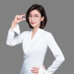 Alyssa Chia Instagram - 你們覺得我戴眼鏡是不是跟我女兒很像呢？🥰😜 在這個數位3C時代 保護眼睛是最重要的小事 當然 如果真的看不清楚了 就要早點面對了😅 @寶島眼鏡 #日本NEOS漸進多焦鏡片 #視時不惑 #每個距離都看透徹