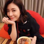 Alyssa Chia Instagram - 忙碌一整天回家後能享用到溫暖的料理 真的令人倍感窩心❤ 有著爸爸手藝的 #秘製清燉牛肉麵 是繼去年推出秘製紅燒牛肉麵後 一直想再分享給大家的好味道 整碗湯頭真的好香好香， 秘訣就是在清爽的牛骨湯中加入蘋果、紅蘿蔔燉熬，並以些許老薑提味 很感動賈以食日 @chiaselect.tw復刻出賈爸爸的私藏食譜 更照著賈家嚴格的用料標準選用牛腱肉和中式細拉麵，還原了我心目中的經典 可愛的是，還有個小撇步！ 是我們自創的「拌牛油」私藏吃法 撈起煮熟的麵條先拌上牛油再倒入清燉湯頭， 油脂完美融入湯底，整碗麵的香氣更豐富 你們說，這次第一口是不是該先喝湯了😆 #賈以食日 #新品上市 #再現家傳美味 #私藏饕味最懂吃