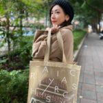 Alyssa Chia Instagram - @chiaselect.tw 新LOGO的第一個周邊！ 好看好裝好喜歡💕 是我喜歡的溫柔奶茶色調， 隨手一背或提著走在路上大家都會回頭看我一下吧😆😆 #賈以食日品牌提袋 #官網限定 #姐背的是時尚 #想念可以微脫口罩拍照的日子 #一起防疫 #一起加油