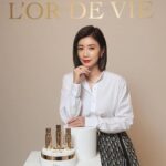 Alyssa Chia Instagram - 今天很開心進入了迪奧奢華保養殿堂 成為迪奧生命之源金萃系列的保養大使 在演藝工作及生活中，我一直努力展現最好的自己 對於肌膚保養，我也是只用最好的✨ 這迪奧傳奇奢華的巔峰之作 是以享譽皇室尊榮血統的依肯酒莊所打造的絕世奢華保養逸品 也是讓我的肌膚狀態攀升巔峰的關鍵～ 還收到比包還難搶的 全球限量2020依肯珍釀版 真的太受寵了！ 這絕對是肌膚最奢寵的享受💕 @DiorBeauty #DiorlOrdeVie #Dior生命之源金萃系列