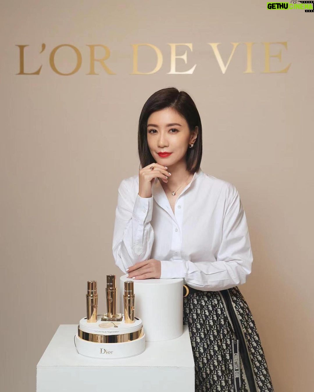 Alyssa Chia Instagram - 今天很開心進入了迪奧奢華保養殿堂 成為迪奧生命之源金萃系列的保養大使 在演藝工作及生活中,我一直努力展現最好的自己 對於肌膚保養,我也是只用最好的✨ 這迪奧傳奇奢華的巔峰之作 是以享譽皇室尊榮血統的依肯酒莊所打造的絕世奢華保養逸品 也是讓我的肌膚狀態攀升巔峰的關鍵~ 還收到比包還難搶的 全球限量2020依肯珍釀版 真的太受寵了! 這絕對是肌膚最奢寵的享受💕 @DiorBeauty #DiorlOrdeVie #Dior生命之源金萃系列