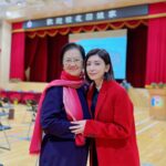 Alyssa Chia Instagram - 當我被通知要回母校領獎 腦中閃過了許多回憶的畫面⋯ 從小學到中學 都在這裡成長 腦中閃出了我們的校歌 「復興好 復興好 復興創立了復興島 他是我們的褓母 我們在他的搖籃中成長⋯」 天啊⋯ 今天以傑出校友的身份回娘家 格外榮幸🙏💖 董事長氣質優雅一點都沒變💖 同學們再見到面 都要思考一下誰是誰🤣🙏 以前幾個好友 還是格外親切💖 還有看到老師們還是會立正站好😓 2022 是個好的開始👏 見到復興家人💖感動⋯☺️ #我是復興小火炬 #母校 #傑出校友 #繼續努力