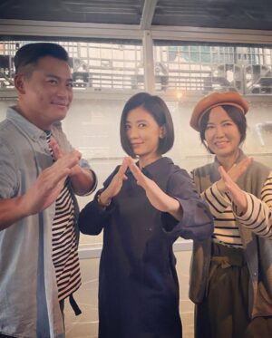 Alyssa Chia Instagram - 翻到2020年12月拍攝「媽別鬧了！」的那天的照片
有種過往回憶湧現⋯
飛龍在天 真的陪伴大家長大🤣滿滿的回憶⋯
你們也是飛龍迷嗎？💕
現在的我們都在各自領域有好發展🥰真好～
真的是好多人看我們長大的🤣🤣🤣
很有成就感🤪

媽別鬧了 繼續在鬧🤣 看了嗎？
@momdontdothat 
@netflixtw 
#江宏恩
#飛龍在天
#陳仙梅