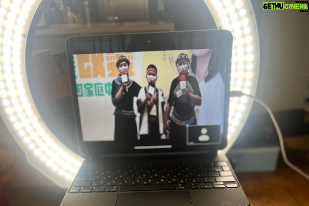 Alyssa Chia Instagram - 今天因為身體不適 無法出席家扶基金會”無窮世代”的公益記者會🥺 不好意思 讓大家擔心了🙏 今天透過視訊 看到王小棣老師拍攝的微電影 回想起那次跟美春媽媽的相處 最大的感動就是「改變」 她願意改變習慣 學習記帳 讓生活及家人能因為這個「改變」而更好更緊密! 改變的力量有多大? 只要我們願意 隨手就能把這力量散搬出去💕 這個社會還有好多好多弱勢的少年與家庭需要大家給予實質的支持與幫助💕 我自己親力親為 出錢出力 有多少能力我會做多少事🙏你們願意一起加入嗎? 我覺得每一個媽媽身上都有一雙翅膀,這雙翅膀可以帶著孩子翱翔,而且不管有多辛苦,媽媽的羽翼會一直保護孩子,所以我想邀請大家,透過家扶官網、郵政劃撥、ibon、OK GO、Line pay、街口支付、OPEN POINT等管道捐款無窮世代,一起成為弱勢兒少與家庭的力量,讓希望和改變,可以在貧困家庭中發生! @tfcftaiwan #家扶基金會 #無窮世代 #一起改變