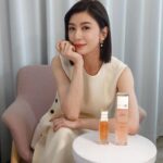 Alyssa Chia Instagram - 炎熱的夏天總是特別容易出汗出油💦幸好有迪奧玫瑰微導雙星🌹來拯救我的肌膚 擁有百萬顆微導精華的「迪奧精萃再生微導凝露」，不僅能輕潤控油，全新升級配方還能幫肌膚養好菌，一抹上臉就釋放超水感潤澤！ 化妝水後使用 #玫瑰小粉鑽精華，補充微營養，深層呵護疲累的肌膚～ 1+1的迪奧玫瑰微導雙星，讓夏季肌膚美出新高度🥰 @DiorBeauty #DiorPrestige #DiorSkincare #玫瑰微導雙星 #迪奧精萃再生微導凝露 #玫瑰小粉鑽精華