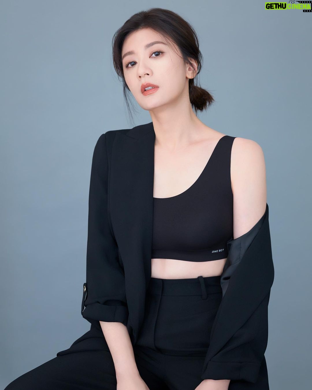 Alyssa Chia Instagram - 濕濕黏黏的夏天來了 時髦流行的妳 換上SKIN BRA了嗎?🤭 . . . . . 聽說 之後還會有新色悄悄上架 大家可以再期待一下~ 官網門市都可以購買唷! @oneboylife #oneboyskinbra #舒服得像沒穿一樣