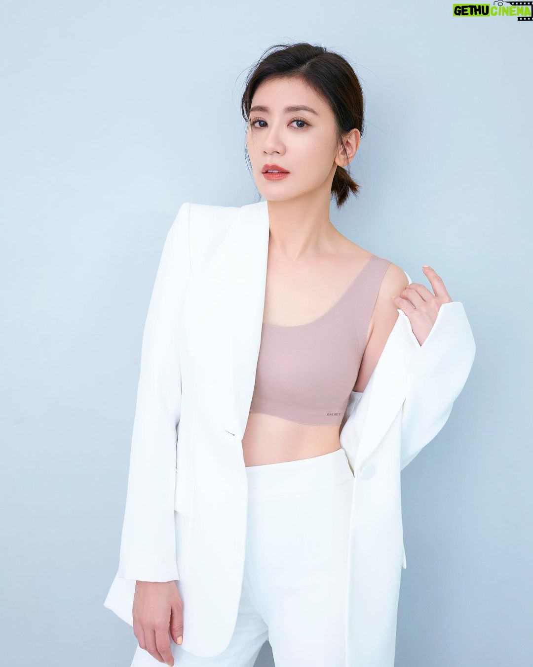 Alyssa Chia Instagram - 濕濕黏黏的夏天來了 時髦流行的妳 換上SKIN BRA了嗎?🤭 . . . . . 聽說 之後還會有新色悄悄上架 大家可以再期待一下~ 官網門市都可以購買唷! @oneboylife #oneboyskinbra #舒服得像沒穿一樣