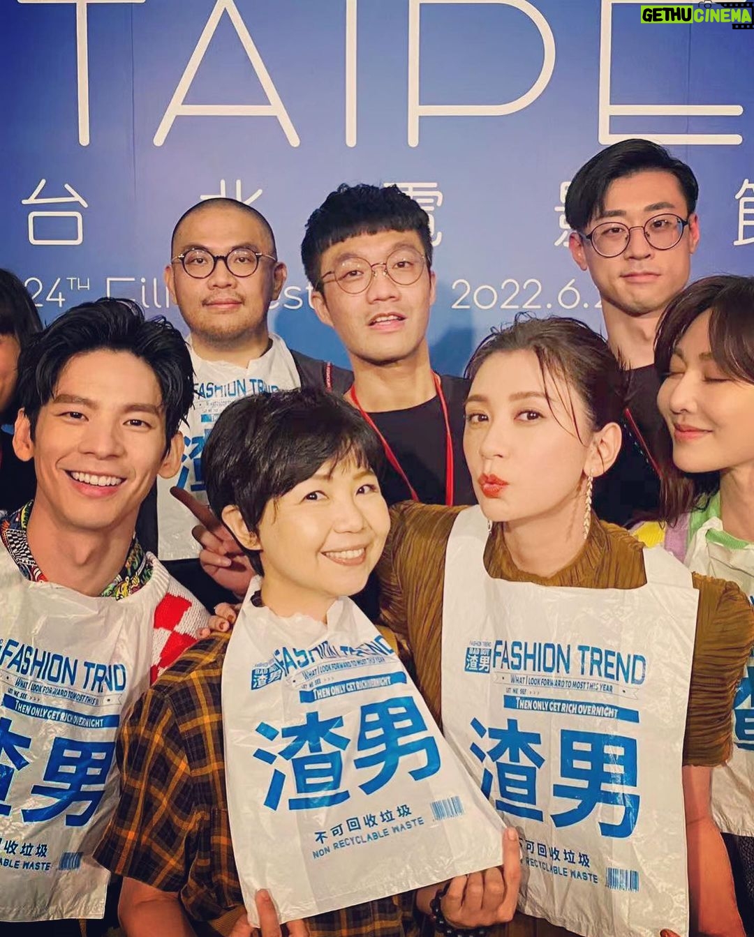 Alyssa Chia Instagram - 因為~媽別鬧了! 有幸參加台北電影節💕 全球首映前兩集 今天得知反應超好👏👏 都很愛我們🥰 原來 這個世代真的需要鬧一下 才有歡樂🥰 就讓我們一起來鬧吧🥳🥳 媽別鬧了! Makeup_ @clairechengmakeup Hair_ @sydni_q Styling_ @eavecning Cloth_ @andrewgn jewelry_ @tiffanyandco #tiffanyandco Photos _ @d_pan_ny @momdontdothat @netflixtw @taipeiff