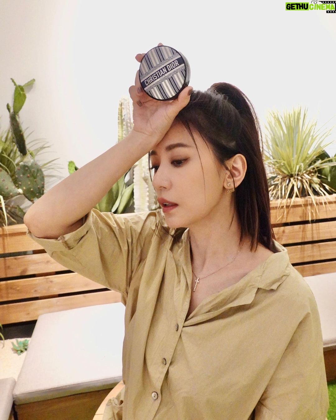 Alyssa Chia Instagram - 我最愛的季節即將到來😎🏖👙 搭配最適合的妝容💖 迫不及待出發去海邊渡假了⛱️ @Diorbeauty #迪奧超完美氣墊粉餅海洋度假限量版