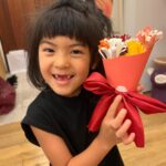 Alyssa Chia Instagram - 母親節的傍晚 感動加搞笑 兩個寶貝手作花束到晚上快九點才從房間出來晚餐 不准我進房間看她們 認真的做母親節禮物給我💖💖 而修先生 買了啾吉 祝我財源滾滾來⋯⋯ 還好有一籃花配搭 這禮物⋯😅真的很可愛啦🥹 想問媽媽們 如果妳們收到一隻蟾蜍 會感動嗎🤣🤣🤣🥹🥹🥹 謝謝修先生的⋯⋯浪漫🤪 #這是一種老夫老妻的節奏 #Family #mothersday @lefthere036