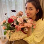 Alyssa Chia Instagram - 母親節的傍晚 感動加搞笑 兩個寶貝手作花束到晚上快九點才從房間出來晚餐 不准我進房間看她們 認真的做母親節禮物給我💖💖 而修先生 買了啾吉 祝我財源滾滾來⋯⋯ 還好有一籃花配搭 這禮物⋯😅真的很可愛啦🥹 想問媽媽們 如果妳們收到一隻蟾蜍 會感動嗎🤣🤣🤣🥹🥹🥹 謝謝修先生的⋯⋯浪漫🤪 #這是一種老夫老妻的節奏 #Family #mothersday @lefthere036
