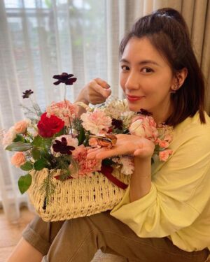 Alyssa Chia Instagram - 母親節的傍晚 感動加搞笑
兩個寶貝手作花束到晚上快九點才從房間出來晚餐 不准我進房間看她們 認真的做母親節禮物給我💖💖
而修先生 買了啾吉 祝我財源滾滾來⋯⋯
還好有一籃花配搭 這禮物⋯😅真的很可愛啦🥹
想問媽媽們 如果妳們收到一隻蟾蜍 會感動嗎🤣🤣🤣🥹🥹🥹
謝謝修先生的⋯⋯浪漫🤪

#這是一種老夫老妻的節奏
#Family 
#mothersday
@lefthere036