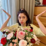 Alyssa Chia Instagram - 母親節的傍晚 感動加搞笑 兩個寶貝手作花束到晚上快九點才從房間出來晚餐 不准我進房間看她們 認真的做母親節禮物給我💖💖 而修先生 買了啾吉 祝我財源滾滾來⋯⋯ 還好有一籃花配搭 這禮物⋯😅真的很可愛啦🥹 想問媽媽們 如果妳們收到一隻蟾蜍 會感動嗎🤣🤣🤣🥹🥹🥹 謝謝修先生的⋯⋯浪漫🤪 #這是一種老夫老妻的節奏 #Family #mothersday @lefthere036