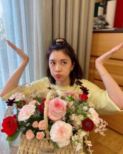 Alyssa Chia Instagram - 母親節的傍晚 感動加搞笑 兩個寶貝手作花束到晚上快九點才從房間出來晚餐 不准我進房間看她們 認真的做母親節禮物給我💖💖 而修先生 買了啾吉 祝我財源滾滾來⋯⋯ 還好有一籃花配搭 這禮物⋯😅真的很可愛啦🥹 想問媽媽們 如果妳們收到一隻蟾蜍 會感動嗎🤣🤣🤣🥹🥹🥹 謝謝修先生的⋯⋯浪漫🤪 #這是一種老夫老妻的節奏 #Family #mothersday @lefthere036