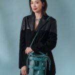 Alyssa Chia Instagram - 好喜歡的百搭款💖 是適合春夏的顏色🏝 @ferragamo #ferragamoss22 #ferragamocagebag