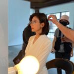 Alyssa Chia Instagram - 你們覺得我戴眼鏡是不是跟我女兒很像呢？🥰😜 在這個數位3C時代 保護眼睛是最重要的小事 當然 如果真的看不清楚了 就要早點面對了😅 @寶島眼鏡 #日本NEOS漸進多焦鏡片 #視時不惑 #每個距離都看透徹