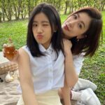 Alyssa Chia Instagram - 母親節即將到來～ 謝謝Dior給我的禮物❤️ 喜歡這個花香，還有淡淡木質調的味道 趁工作空檔，帶著寶貝Angel野餐🥰 好久沒有獨處的時光 好愛這樣的氛圍💖 寶貝Angel長大了… 我們會ㄧ起分享秘密、ㄧ起互相打扮 珍惜母女單獨小時光🥰 @diorbeauty #diorbeauty #diorjadore @dior @angelsun619