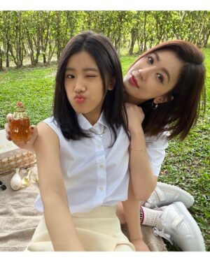 Alyssa Chia Instagram - 母親節即將到來～
謝謝Dior給我的禮物❤️
喜歡這個花香，還有淡淡木質調的味道
趁工作空檔，帶著寶貝Angel野餐🥰
好久沒有獨處的時光
好愛這樣的氛圍💖
寶貝Angel長大了…
我們會ㄧ起分享秘密、ㄧ起互相打扮
珍惜母女單獨小時光🥰

@diorbeauty #diorbeauty #diorjadore
@dior 
@angelsun619