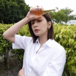 Alyssa Chia Instagram - 母親節即將到來～ 謝謝Dior給我的禮物❤️ 喜歡這個花香，還有淡淡木質調的味道 趁工作空檔，帶著寶貝Angel野餐🥰 好久沒有獨處的時光 好愛這樣的氛圍💖 寶貝Angel長大了… 我們會ㄧ起分享秘密、ㄧ起互相打扮 珍惜母女單獨小時光🥰 @diorbeauty #diorbeauty #diorjadore @dior @angelsun619