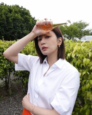 Alyssa Chia Instagram - 母親節即將到來～
謝謝Dior給我的禮物❤️
喜歡這個花香，還有淡淡木質調的味道
趁工作空檔，帶著寶貝Angel野餐🥰
好久沒有獨處的時光
好愛這樣的氛圍💖
寶貝Angel長大了…
我們會ㄧ起分享秘密、ㄧ起互相打扮
珍惜母女單獨小時光🥰

@diorbeauty #diorbeauty #diorjadore
@dior 
@angelsun619