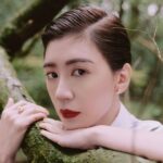 Alyssa Chia Instagram - Photographer: @kuohuankao Makeup: @clairechengmakeup Hair: @chuan518 Stylist: @tobyotron @diorbeauty 採訪 ：@j72893 場地提供： 陽明書屋
